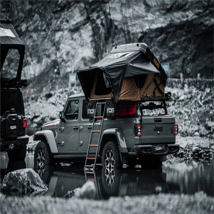 Střešní stan z tvrdé skořepiny pro 4 osoby